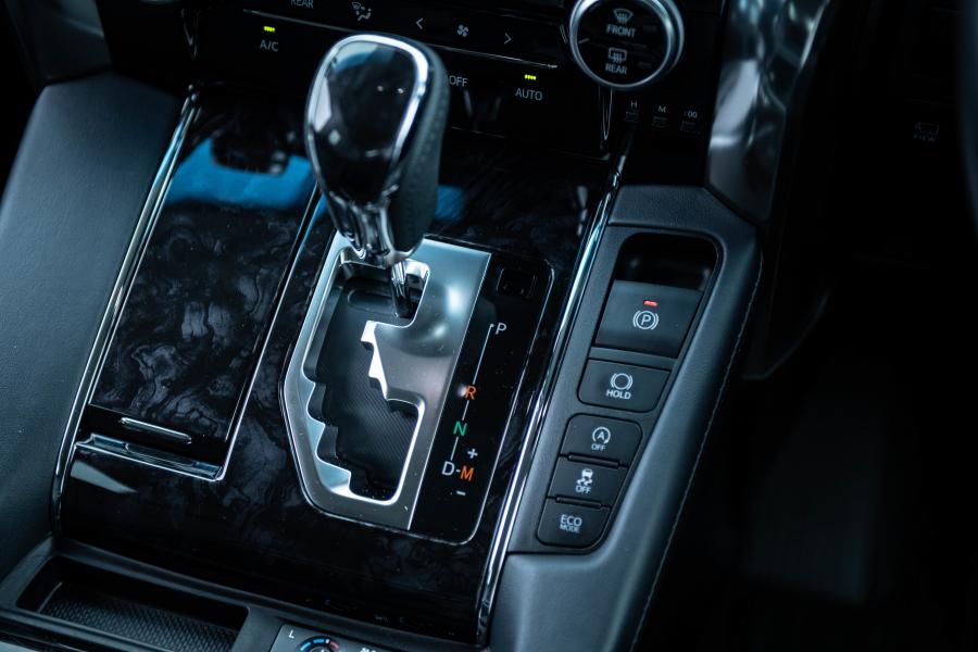 Детали интерьера Toyota Vellfire ZG 2018 года  (фото 11 из 23)
